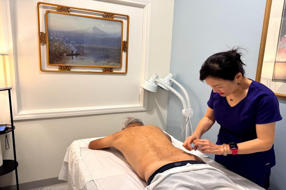 Pin Lu Acupuncture Treatment 6 - He has sciatica in the right side